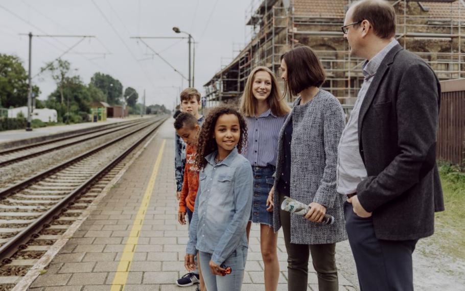 Mensen wachtend aan het perron