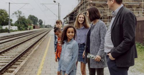 Mensen wachtend aan het perron